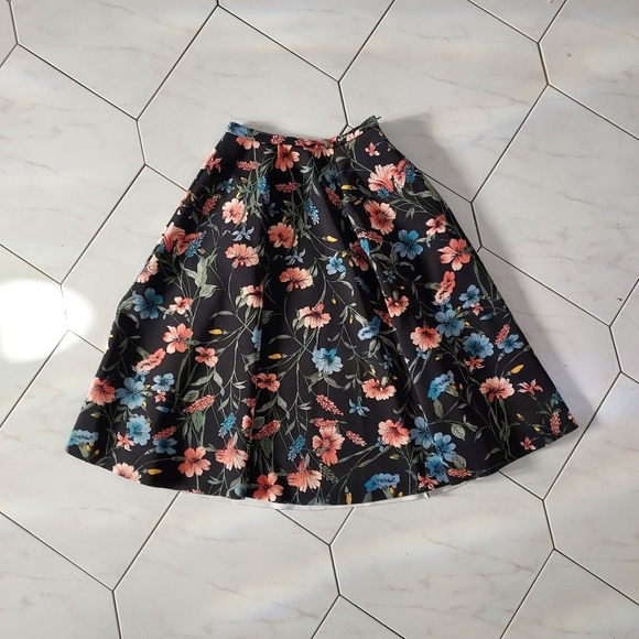 belle sky Dresses & Skirts - Belle & Sky Floral Scuba Midi Skirt Size XS